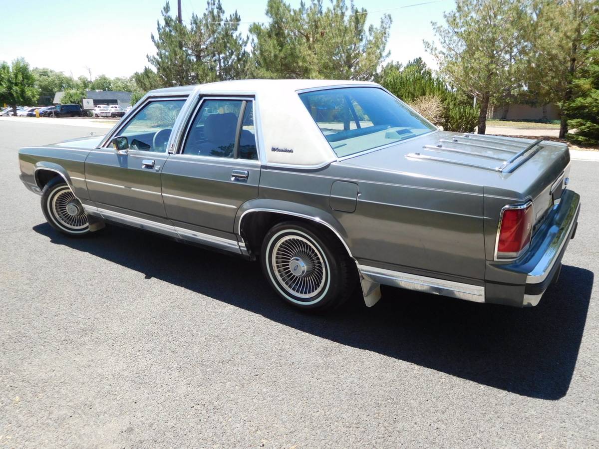 Ford-Ltd-crown-victoria-1988-1