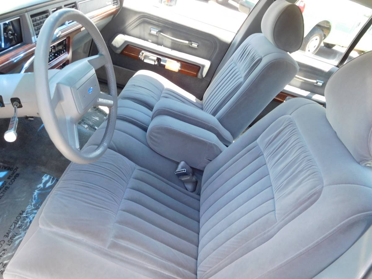 Ford-Ltd-crown-victoria-1988-14