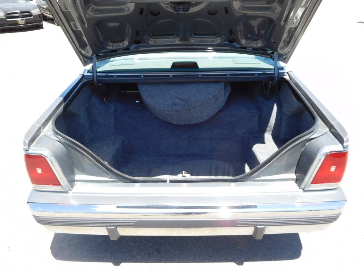 Ford-Ltd-crown-victoria-1988-19