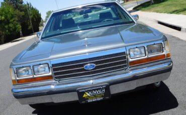 Ford-Ltd-crown-victoria-1988-5