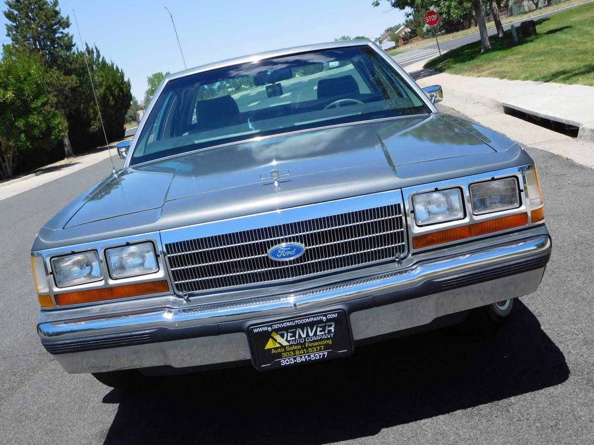 Ford-Ltd-crown-victoria-1988-5