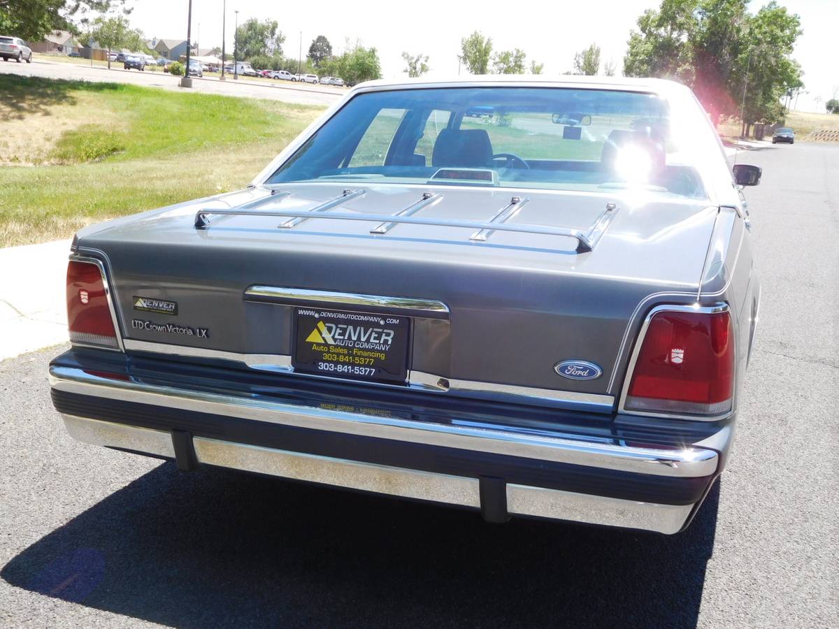 Ford-Ltd-crown-victoria-1988-6
