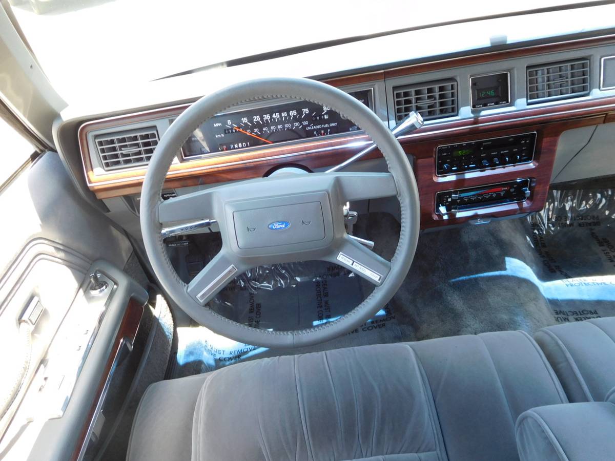 Ford-Ltd-crown-victoria-1988-9