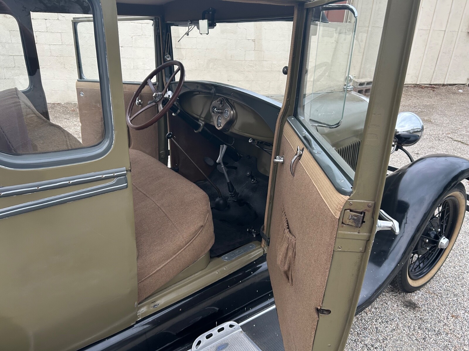 Ford-Model-A-1928-Coupe-12