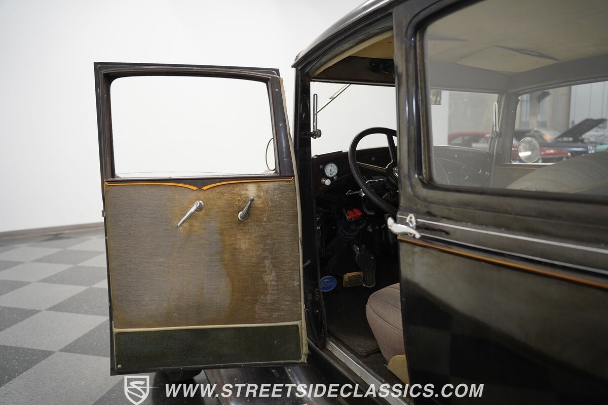 Ford-Model-A-1931-Sedan-29