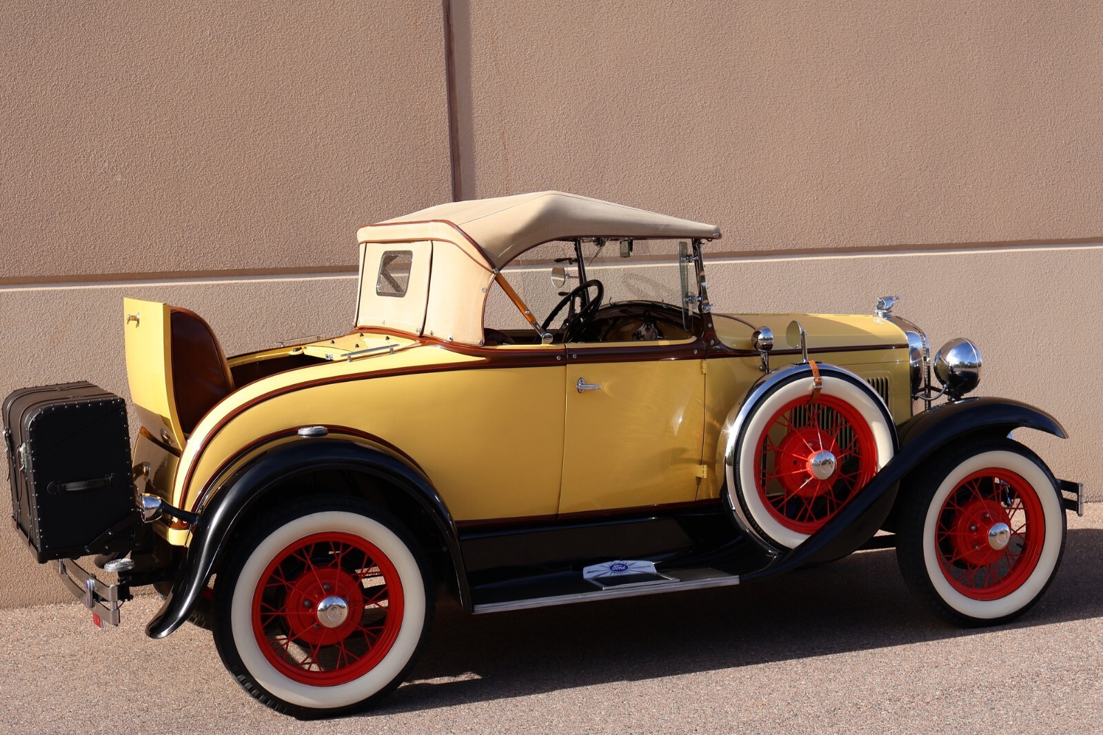 Ford-Model-A-Deluxe-1931-Convertible-28