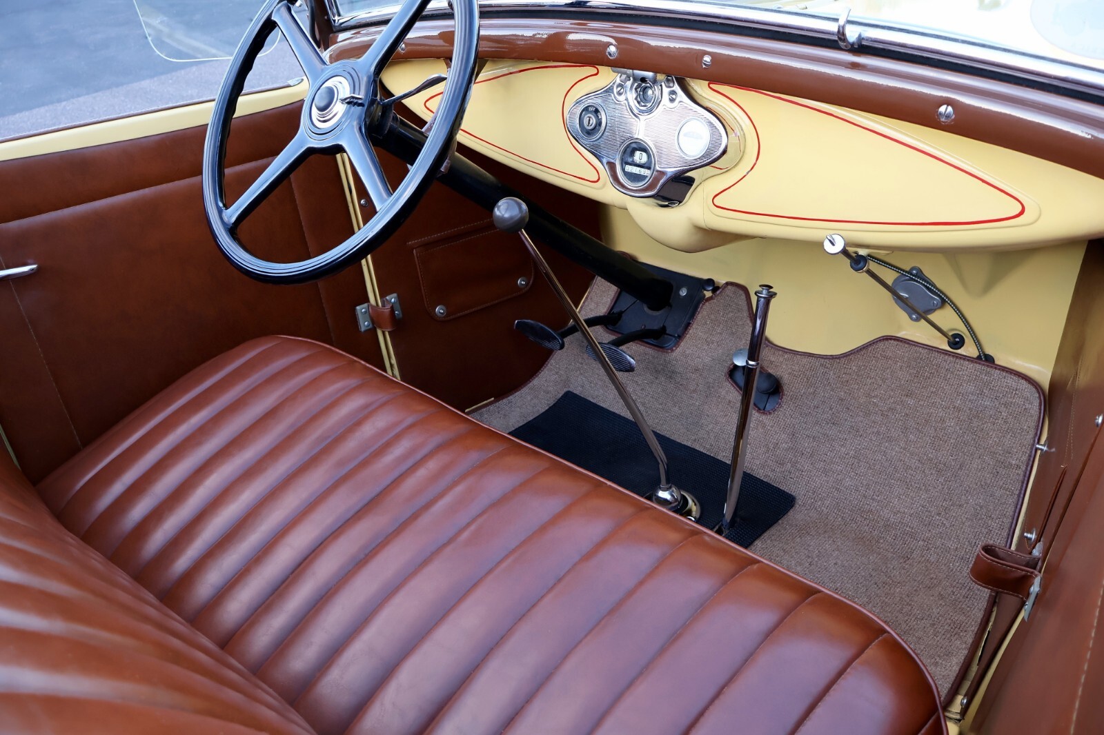 Ford-Model-A-Deluxe-1931-Convertible-4