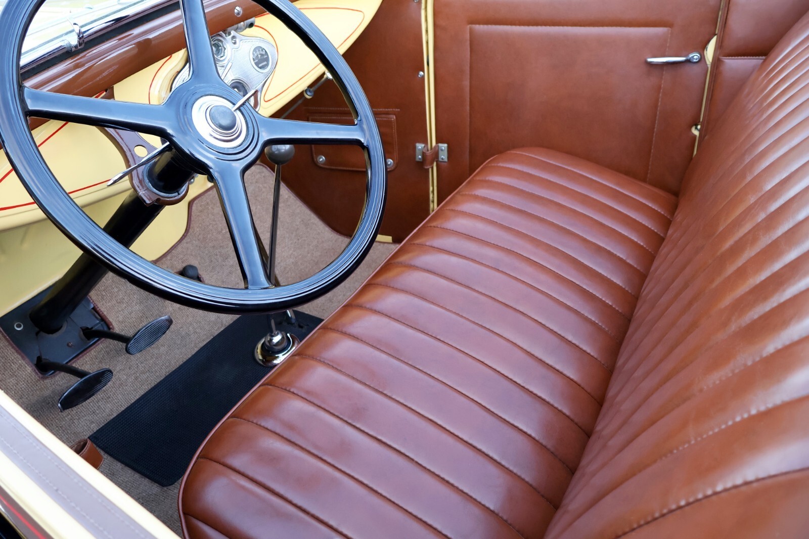 Ford-Model-A-Deluxe-1931-Convertible-5