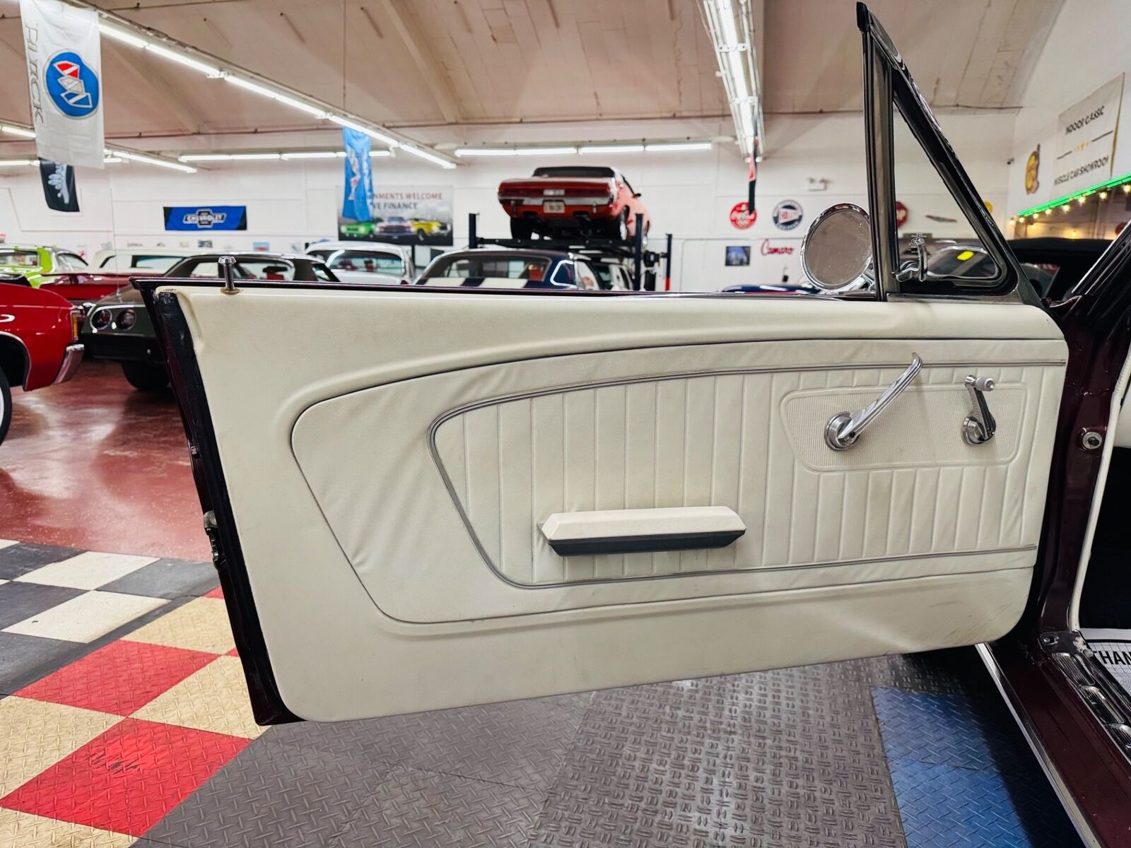 Ford-Mustang-1965-2-Door-31