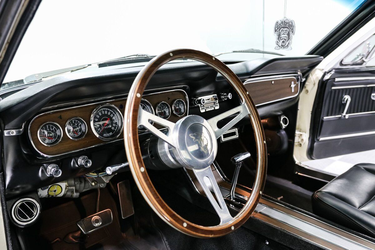 Ford-Mustang-1965-Coupe-13