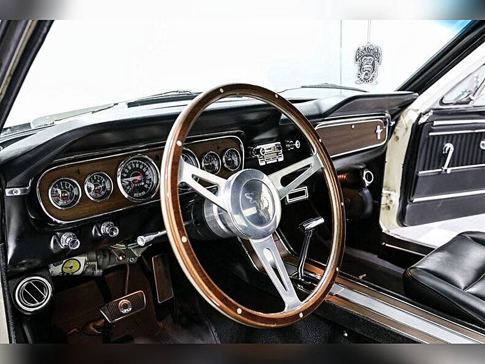 Ford-Mustang-1965-white-11