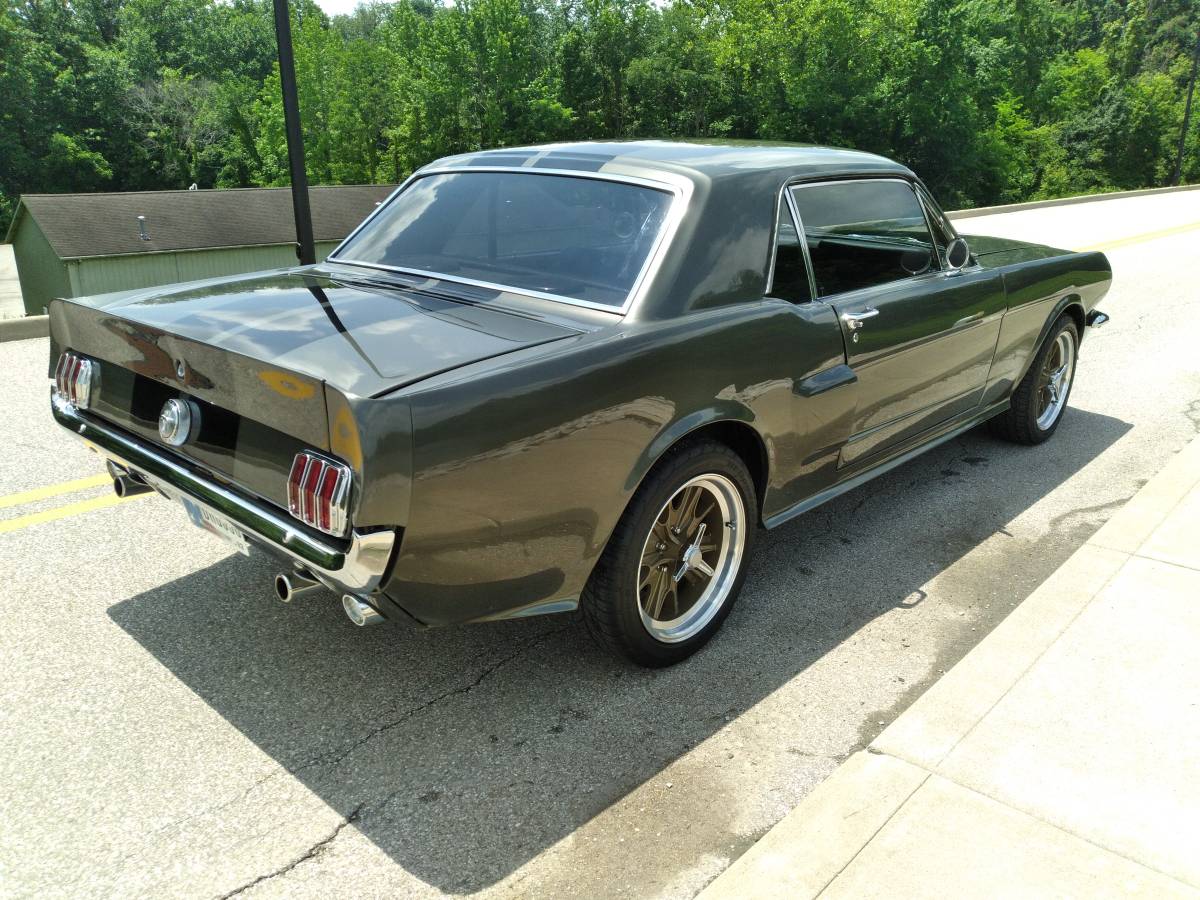 Ford-Mustang-1966-1