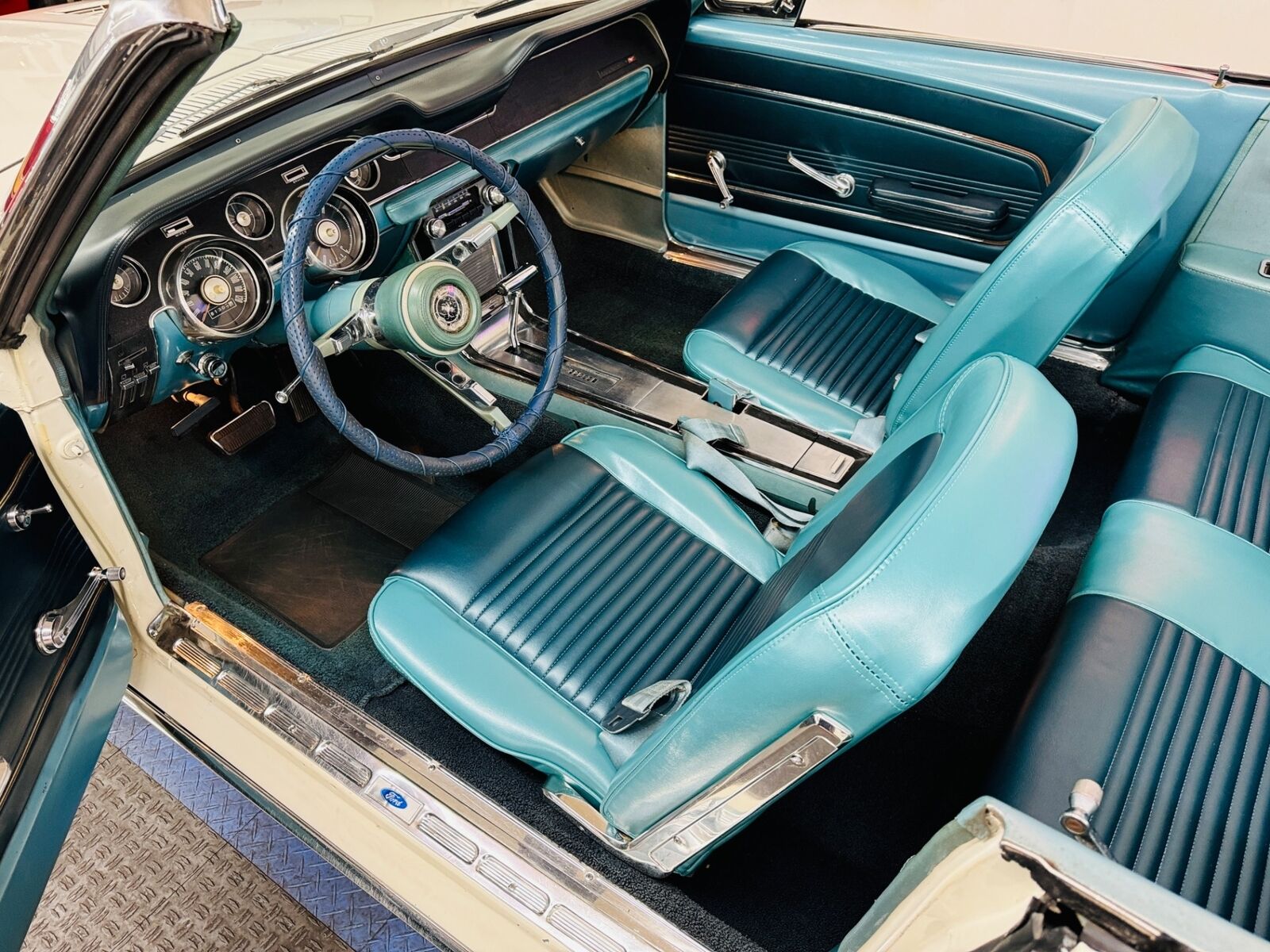 Ford-Mustang-1967-Convertible-14