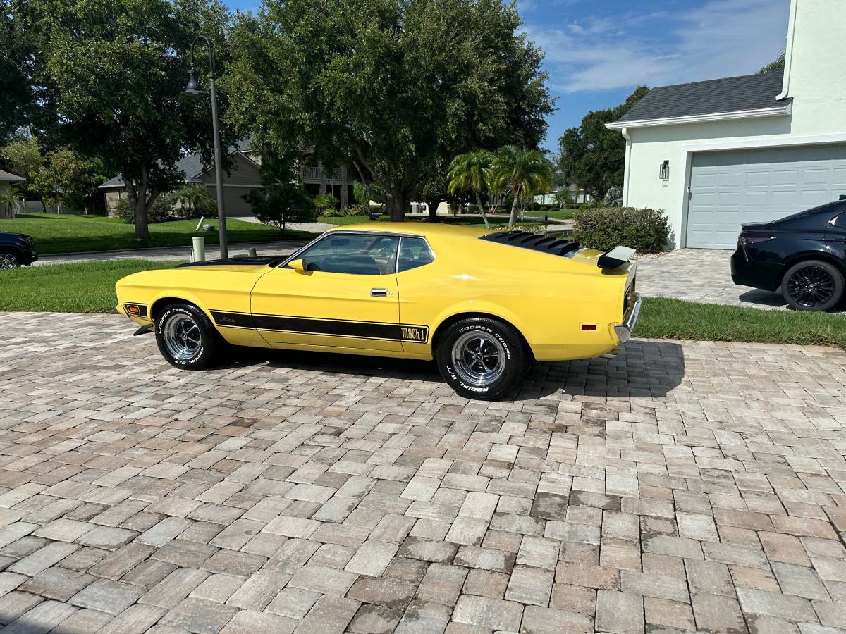 Ford-Mustang-1973-yellow-3