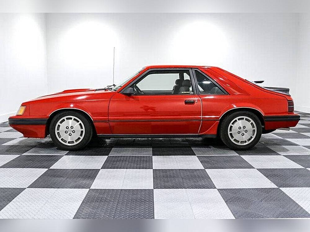 Ford-Mustang-1985-red-3