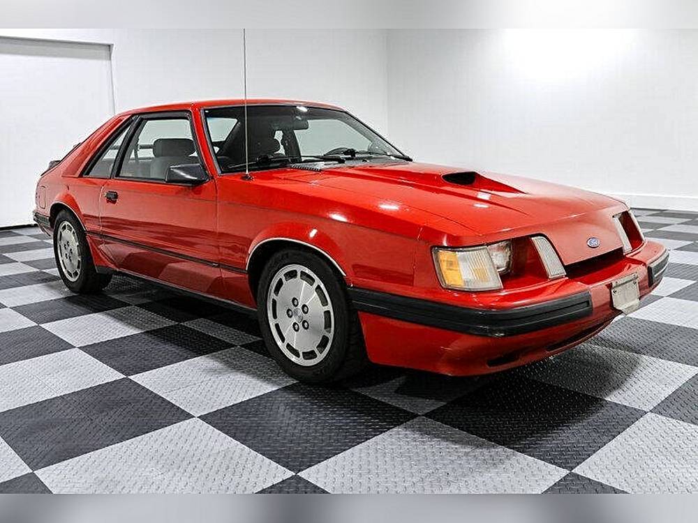 Ford Mustang  1985 red