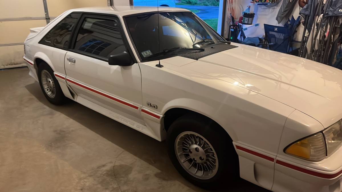 Ford-Mustang-1988-white-2