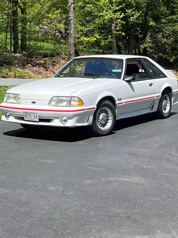 Ford Mustang  1988 white