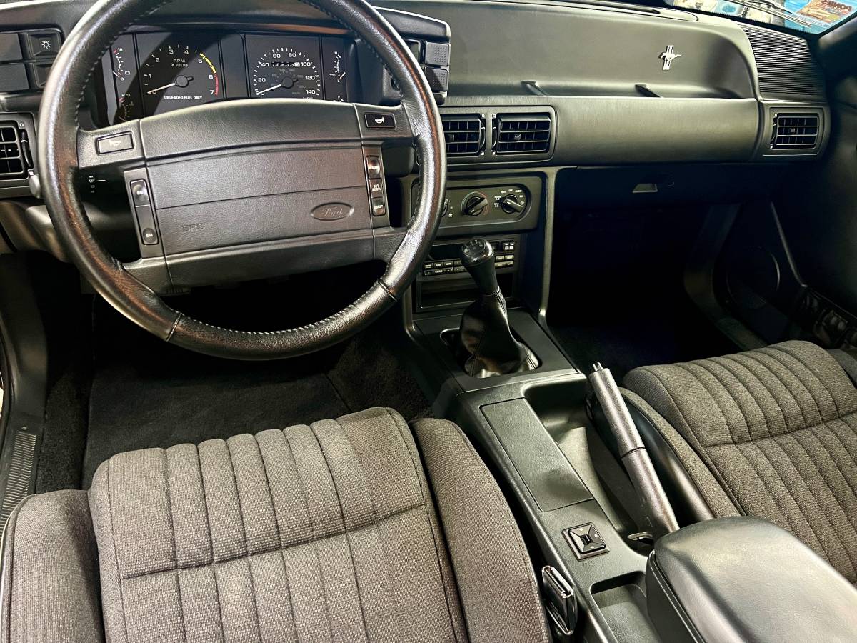 Ford-Mustang-1993-black-2