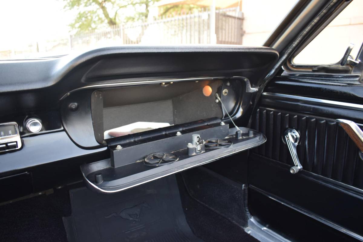 Ford-Mustang-convertible-1965-18