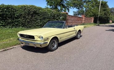 Ford-Mustang-convertible-1966-yellow