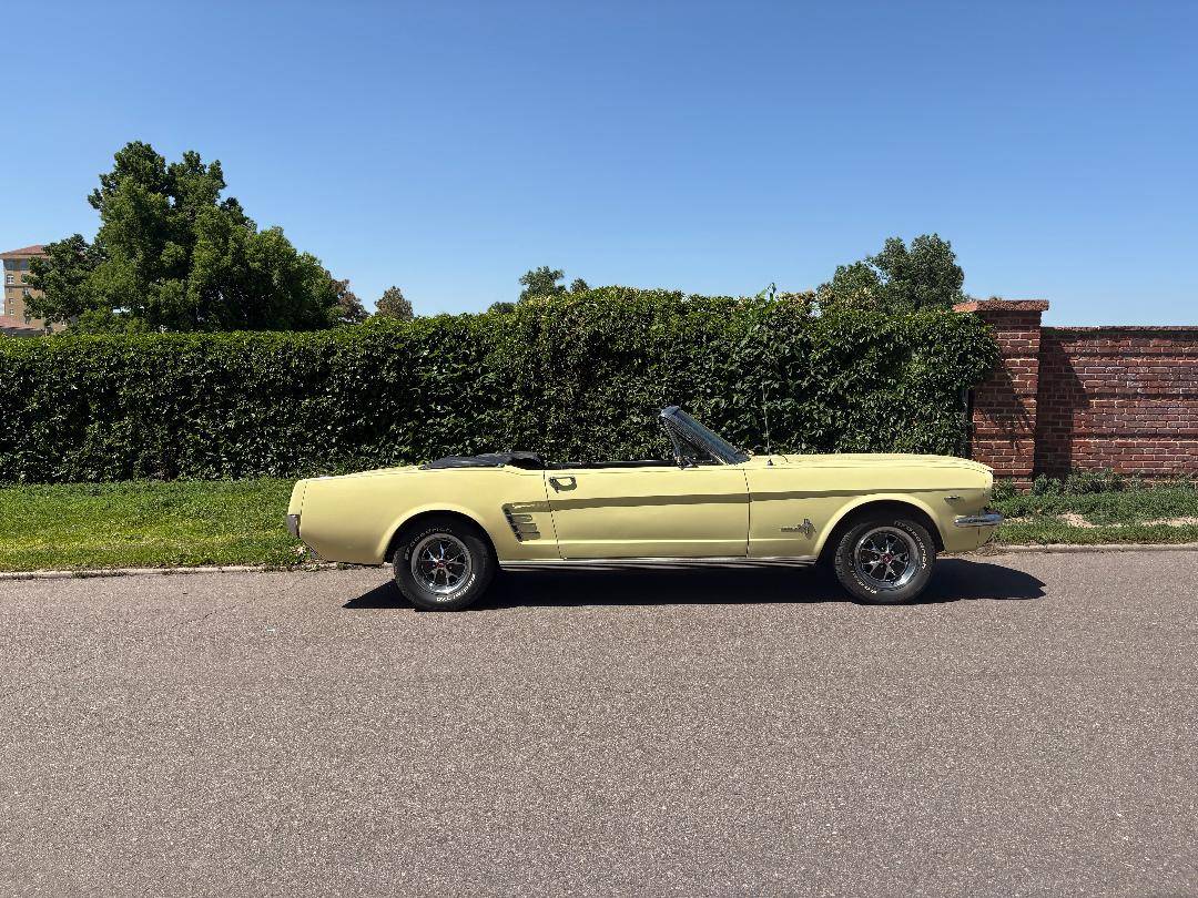 Ford-Mustang-convertible-1966-yellow-19