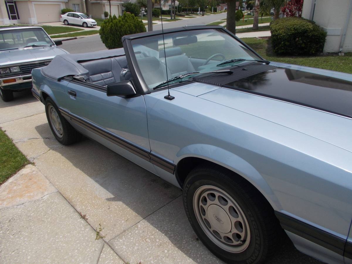 Ford-Mustang-convertible-1983-blue-1