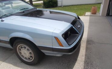 Ford-Mustang-convertible-1983-blue-2