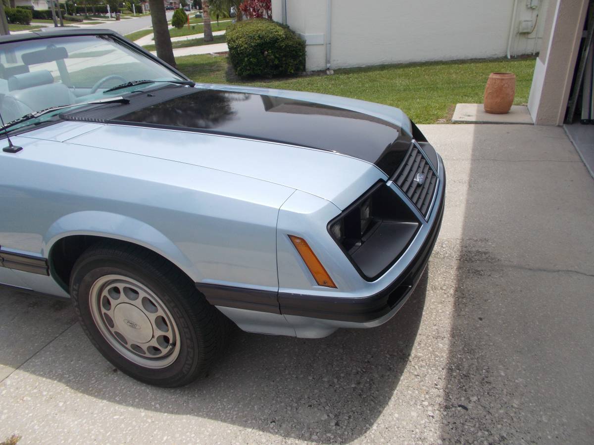 Ford-Mustang-convertible-1983-blue-2