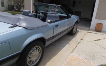 Ford-Mustang-convertible-1983-blue-3