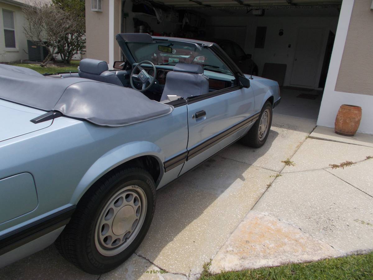 Ford-Mustang-convertible-1983-blue-3