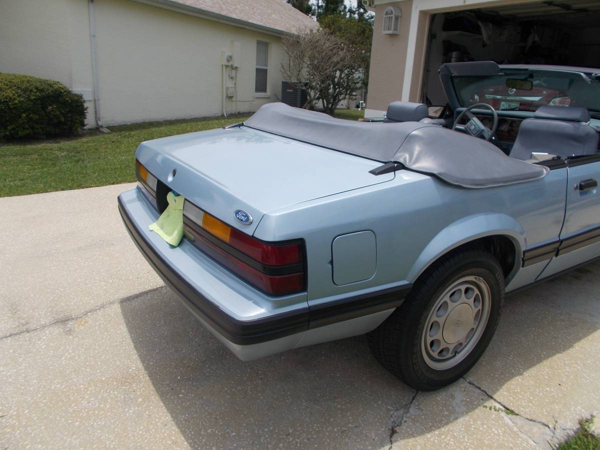 Ford-Mustang-convertible-1983-blue-4