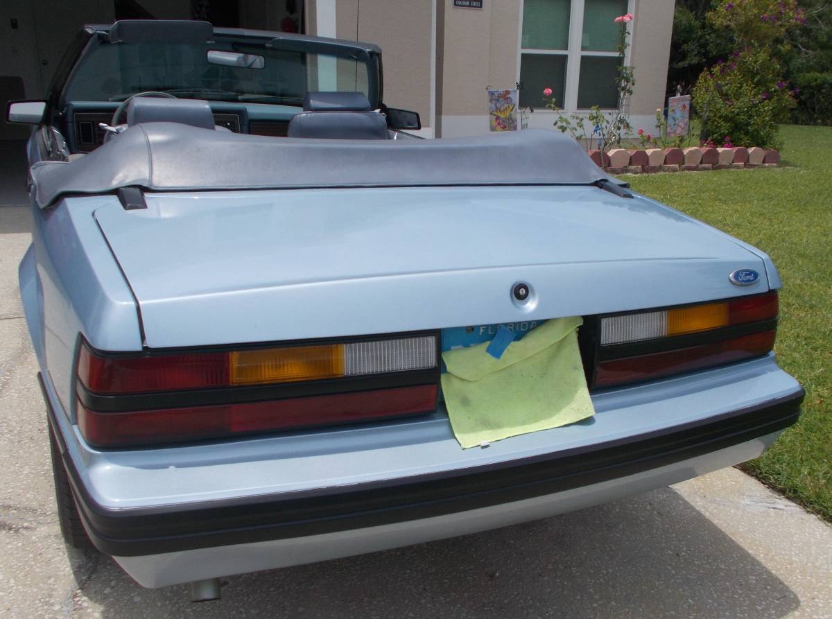 Ford-Mustang-convertible-1983-blue-5