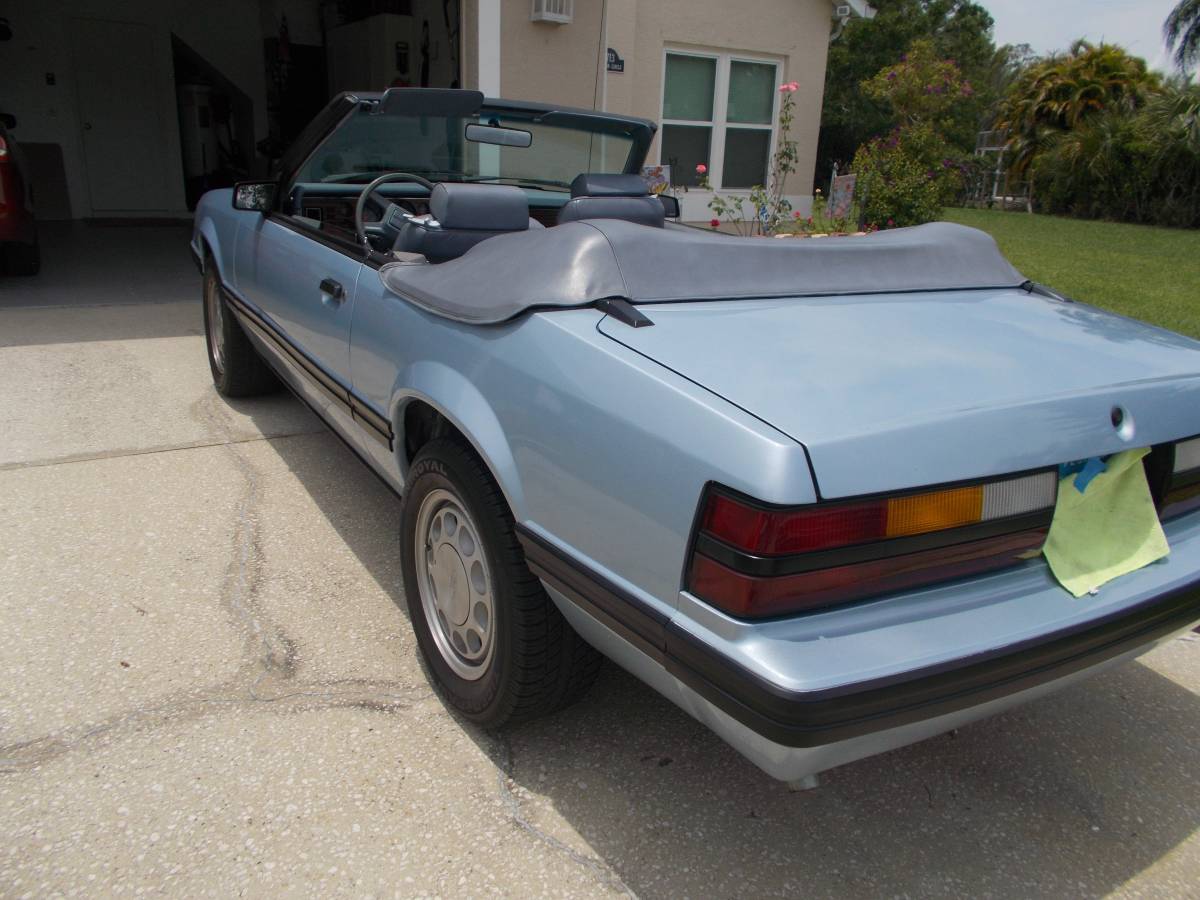 Ford-Mustang-convertible-1983-blue-6