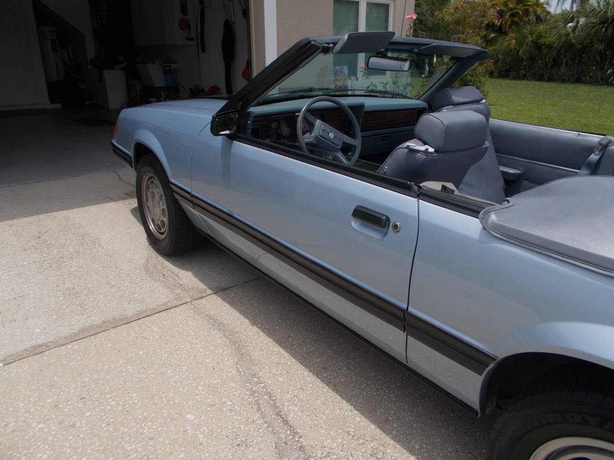 Ford-Mustang-convertible-1983-blue-7