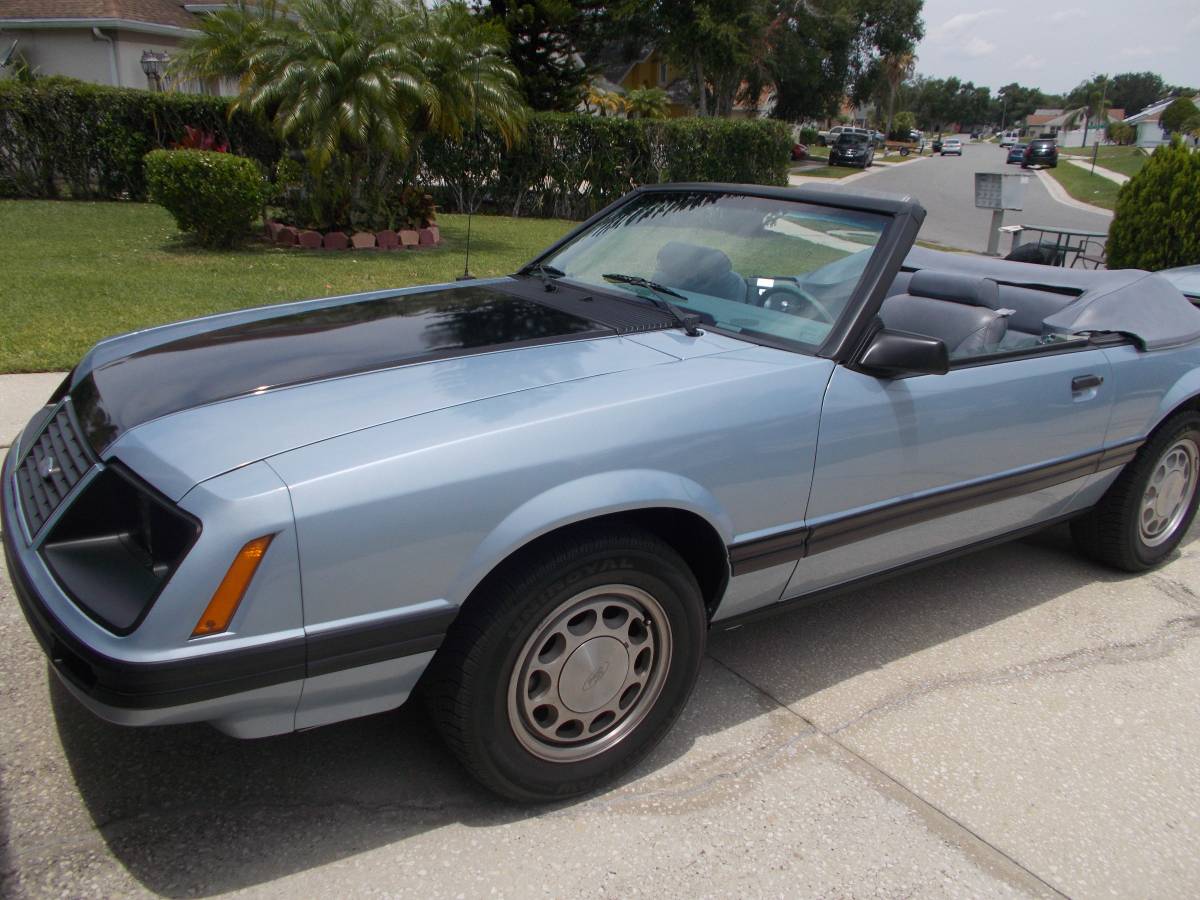 Ford-Mustang-convertible-1983-blue-8