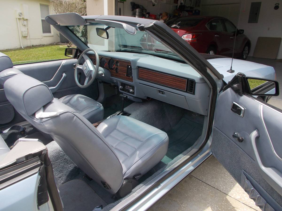 Ford-Mustang-convertible-1983-blue-9
