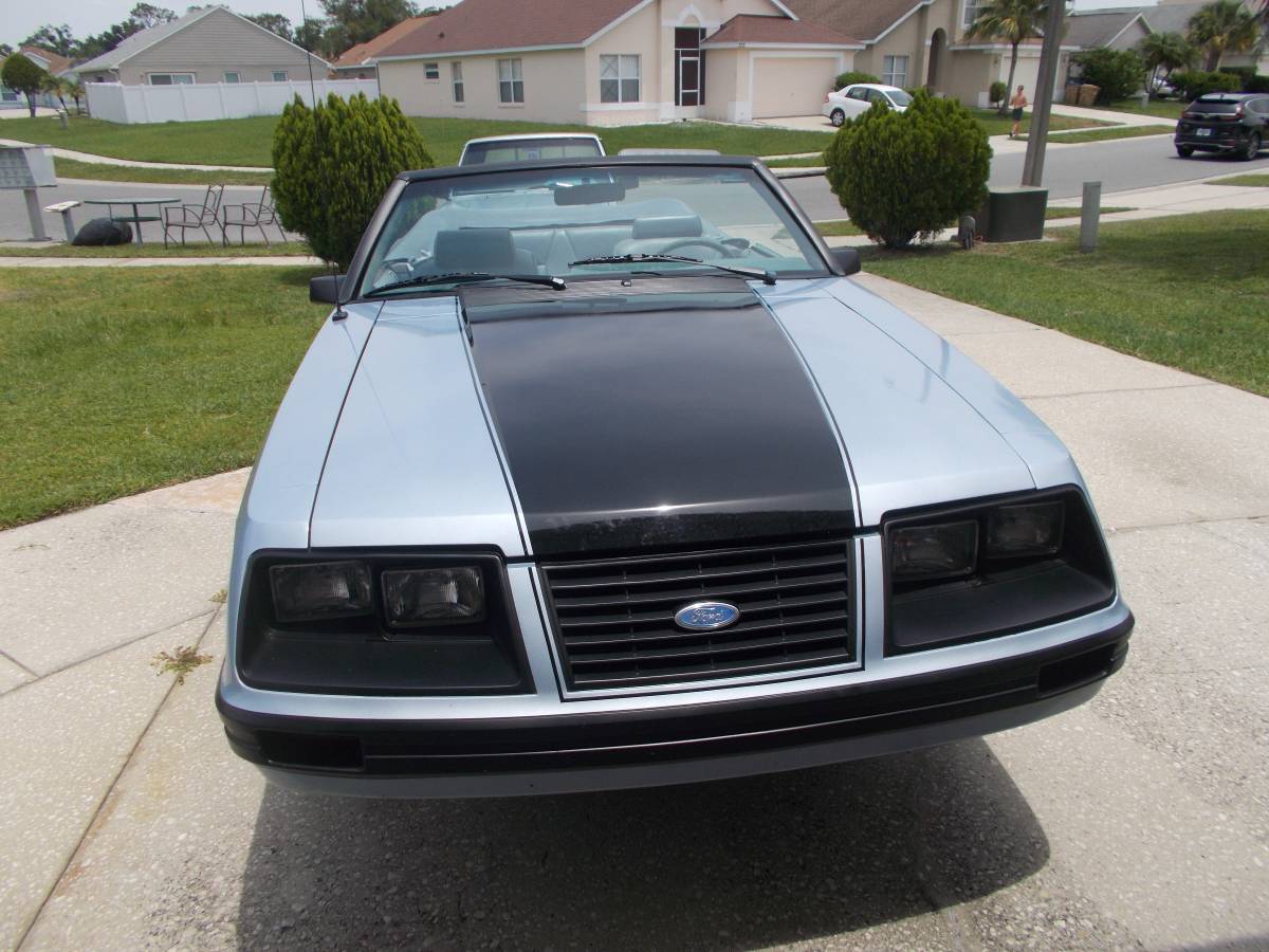 Ford-Mustang-convertible-1983-blue