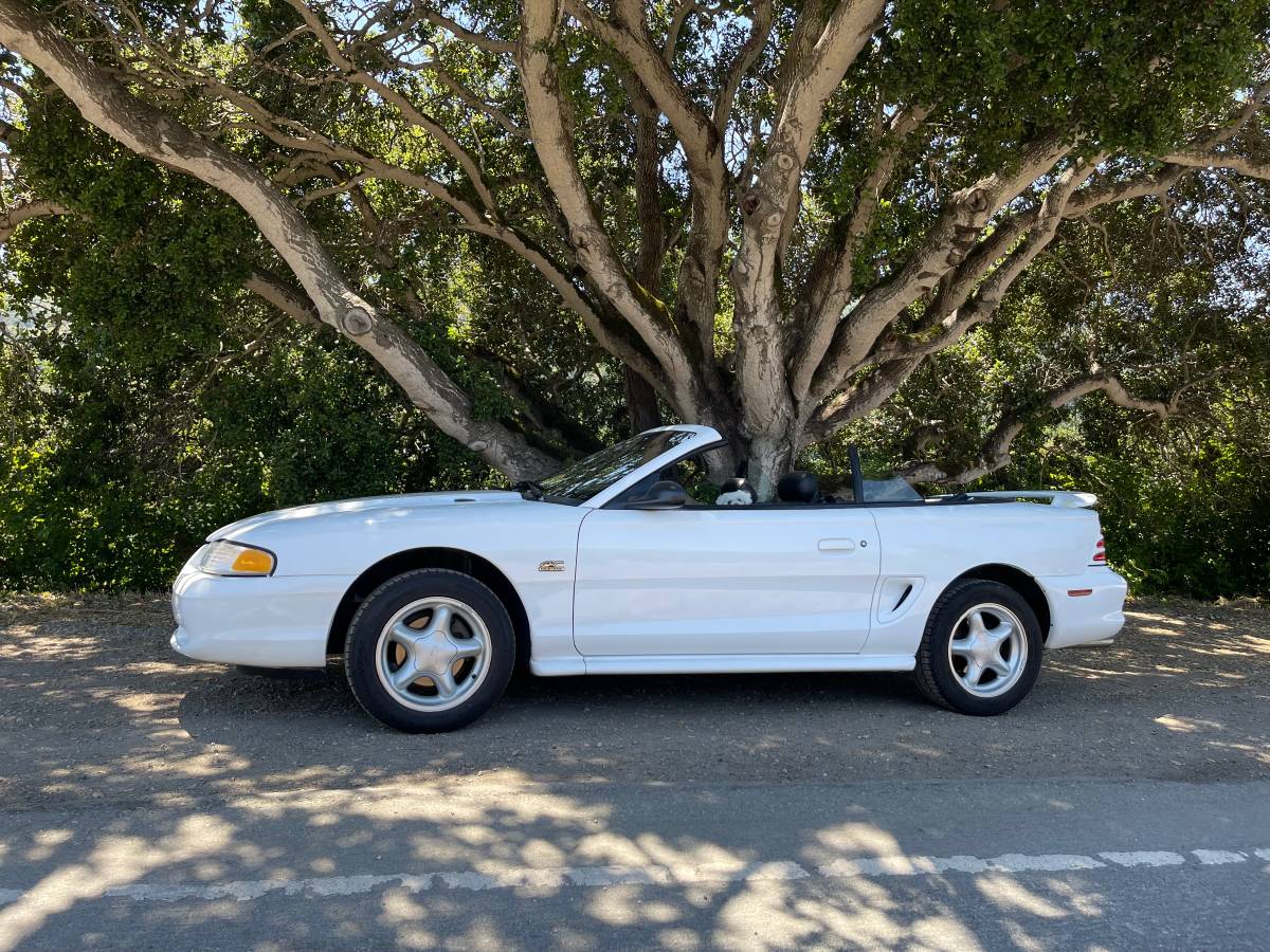 Ford-Mustang-gt-convertible-1995-white