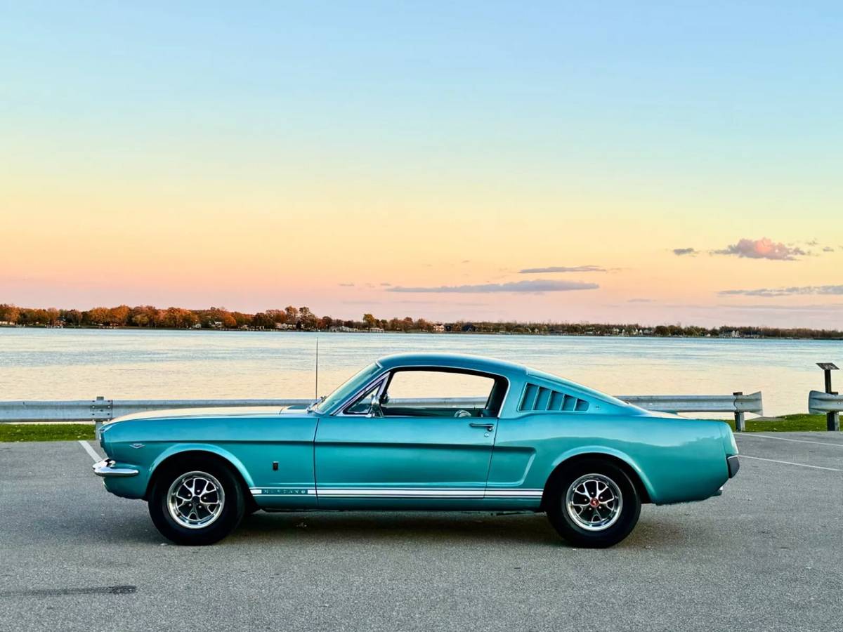 Ford-Mustang-gt-fastback-1966-2