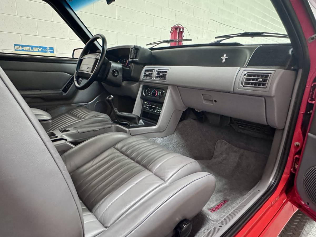 Ford-Mustang-svt-cobra-1993-21