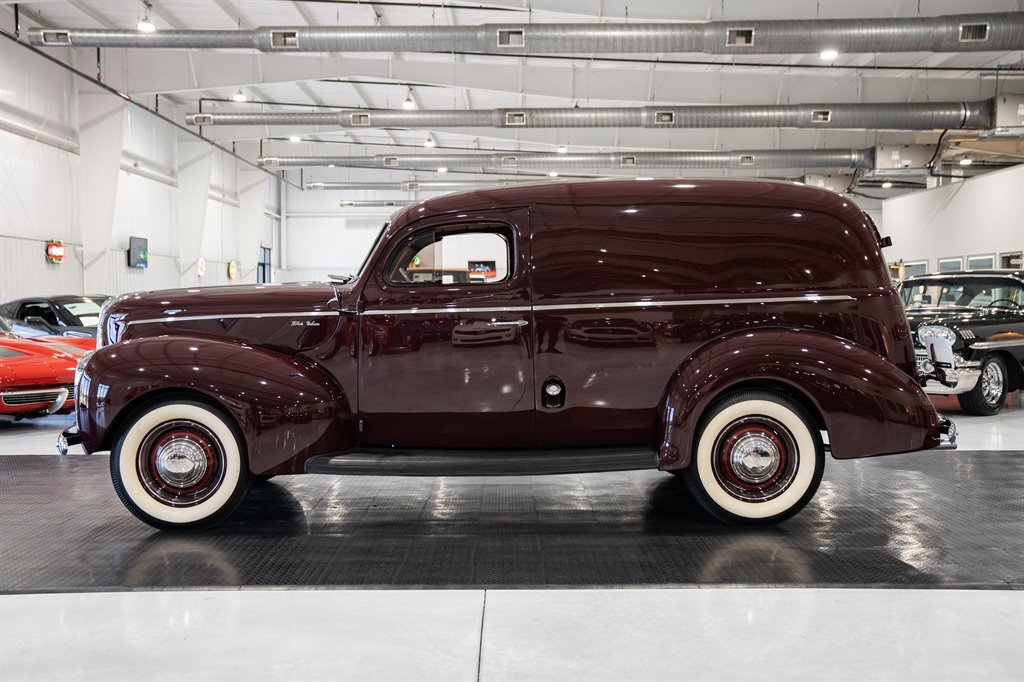 Ford-Sedan-Delivery-1941-Deluxe-2