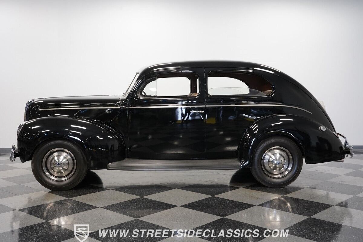 Ford-Standard-1940-Sedan-2