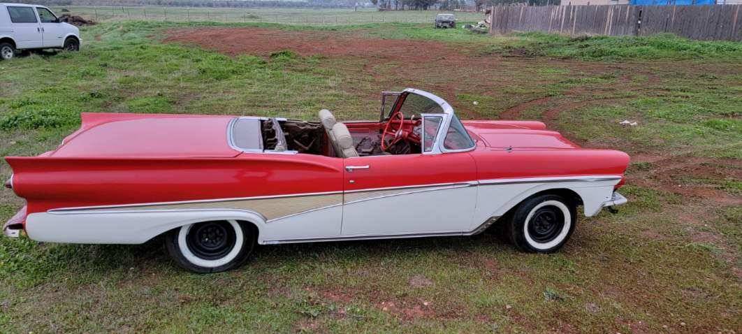 Ford-Sunliner-1958-red-4