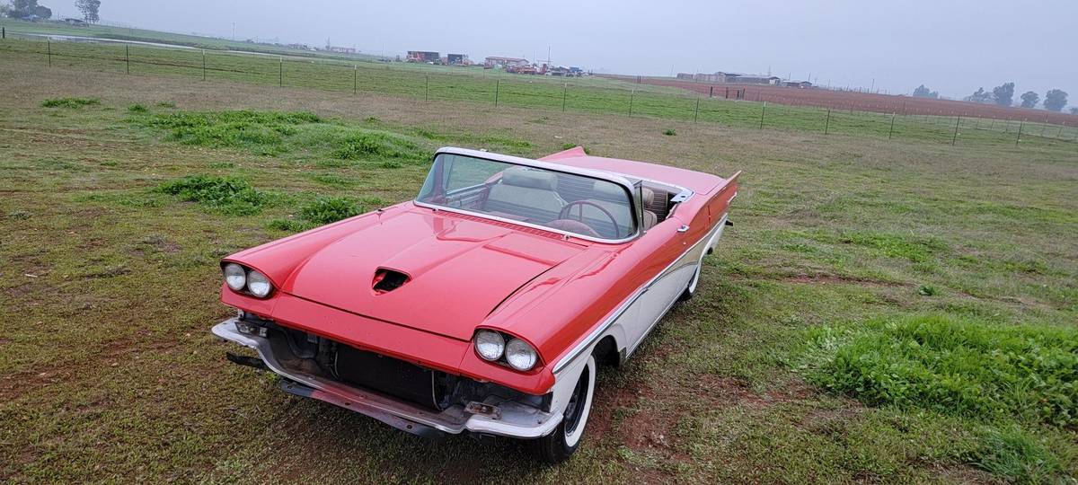 Ford-Sunliner-1958-red-9
