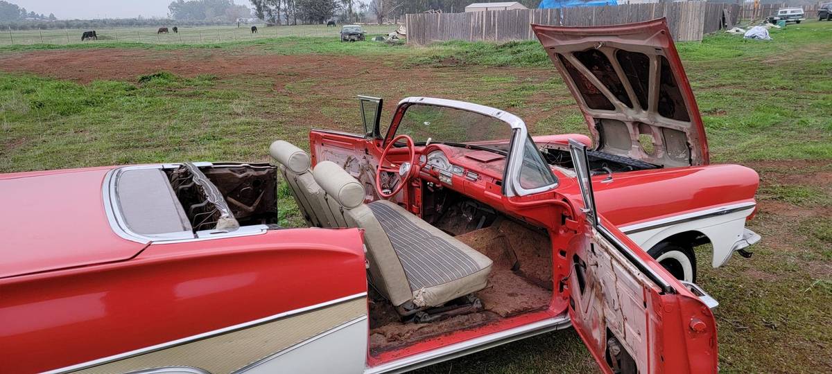 Ford Sunliner  1958 red