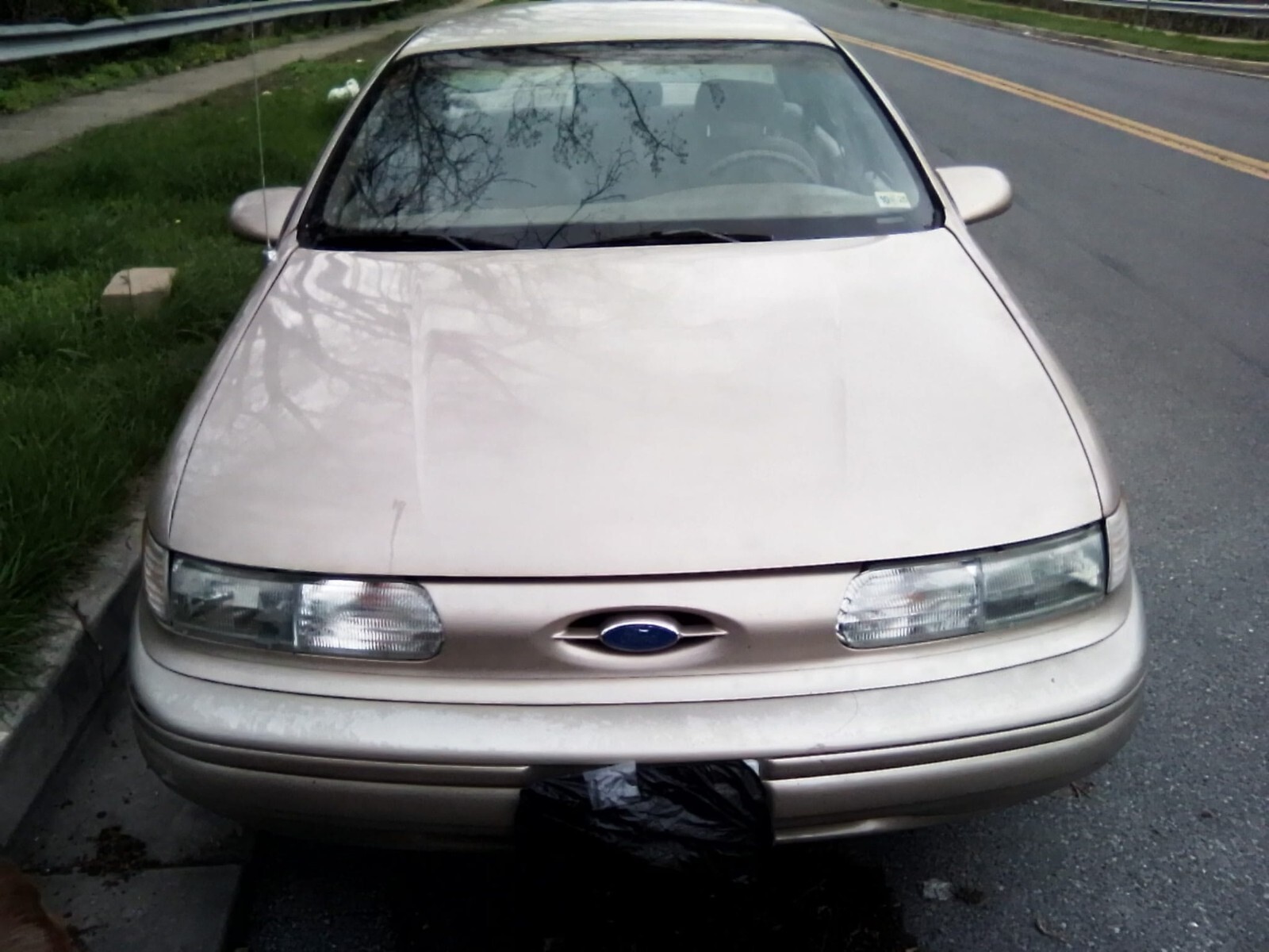 Ford-Taurus-1993-Sedan