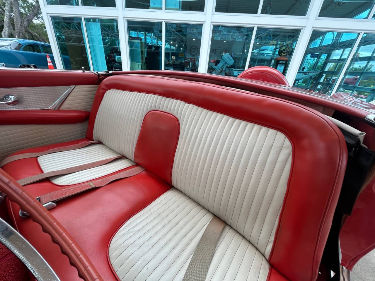 Ford-Thunderbird-1956-Sedan-25