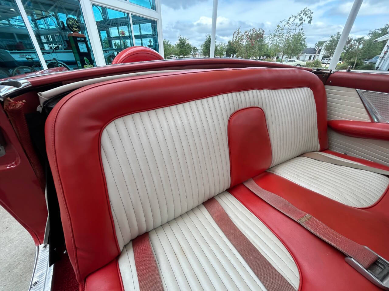 Ford-Thunderbird-1956-Sedan-30