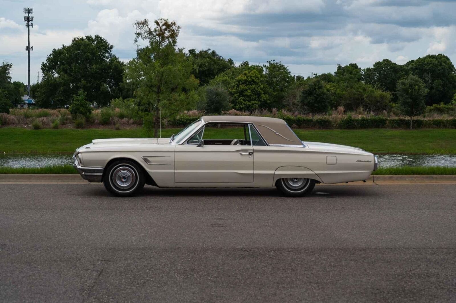 Ford-Thunderbird-1965-2-Door-1